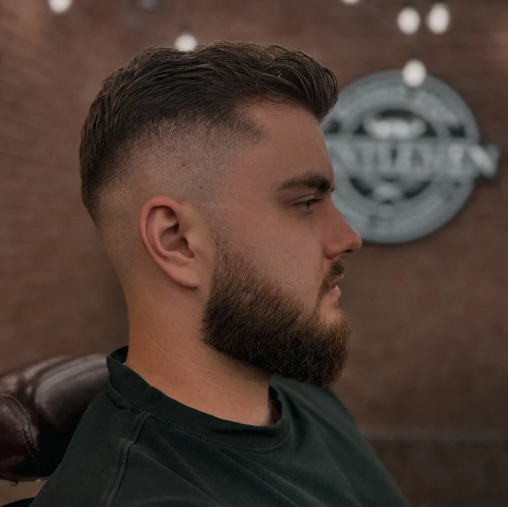 Konturowanie brody gorącą brzytwą przez barbera - Gentlemen Rzeszów